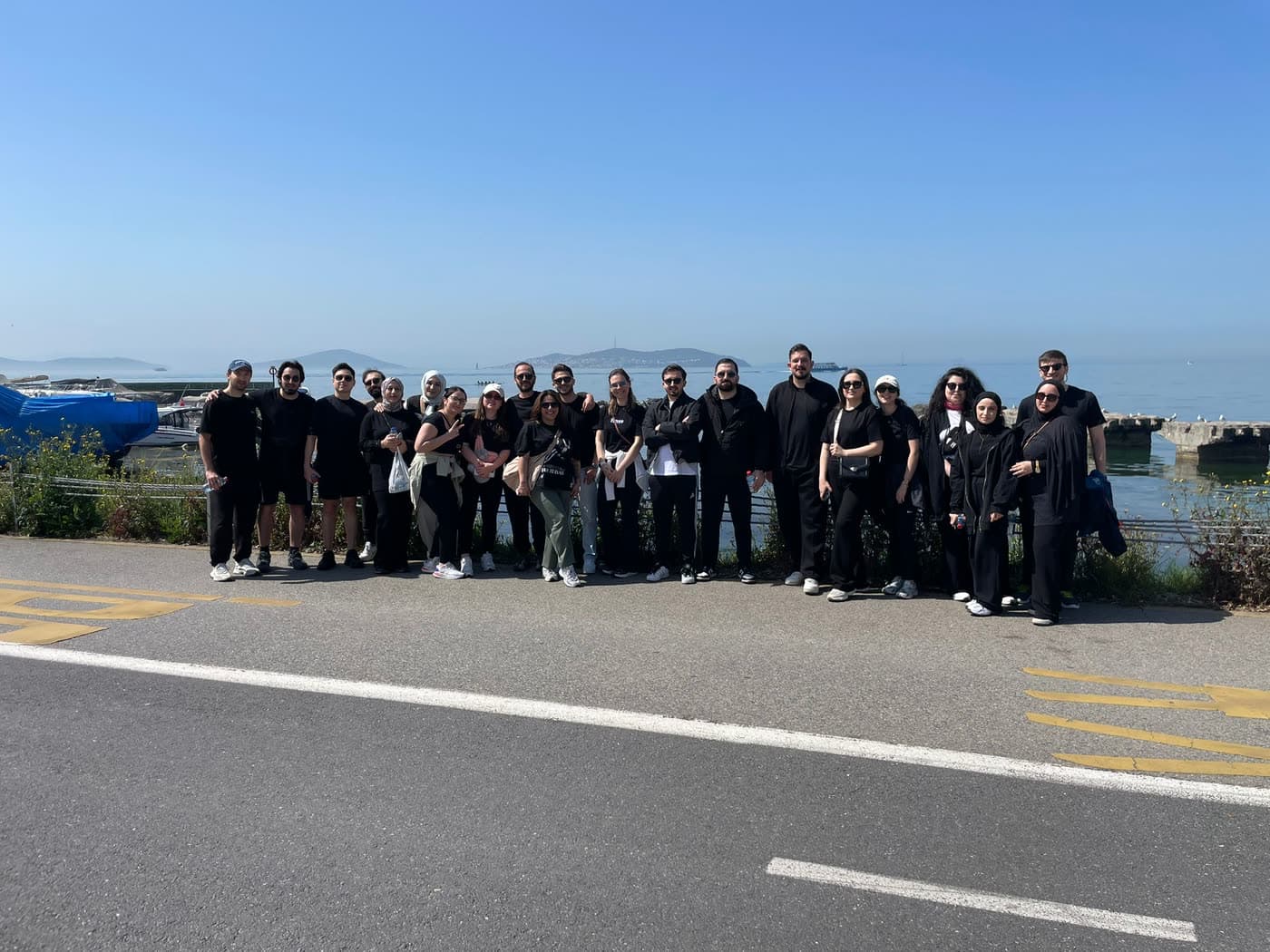 TP Türkiye ekibi deniz kenarında toplu fotoğrafta