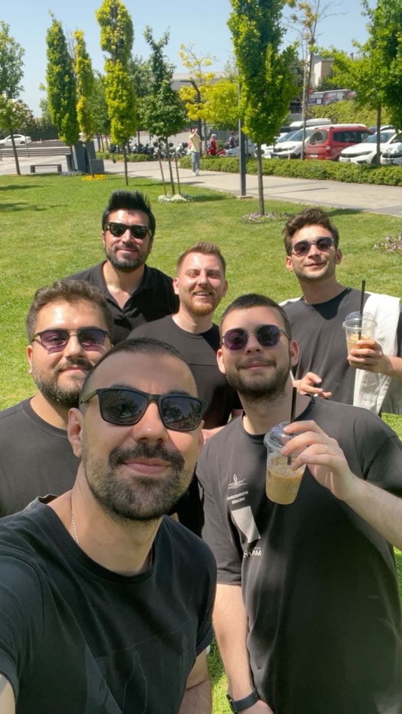 Çalışma arkadaşları açık havada özçekim yapıyor