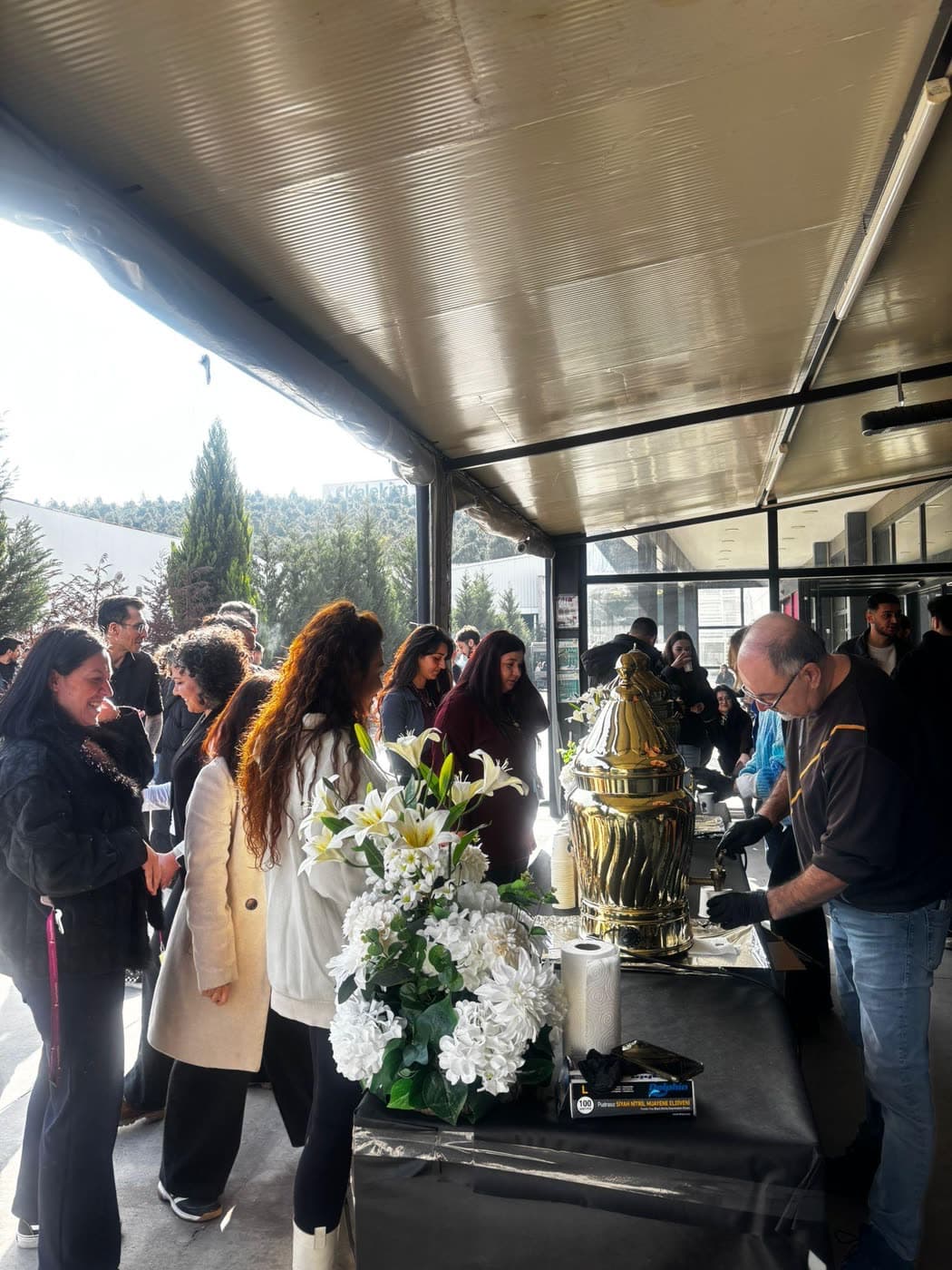 Kampüste çiçeklerle süslenmiş çay ve kahve ikramı